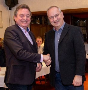 Heinz Streuff übergibt den Vorsitz des Isselburger Blasorchester an Bodo Biermann (Bild: Frithjof Nowakewitz)